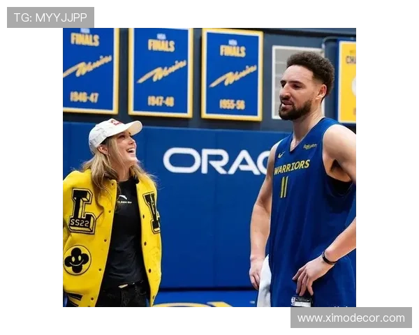 克莱女友晒拉布布穿球衣秀恩爱引发网友热议与羡慕